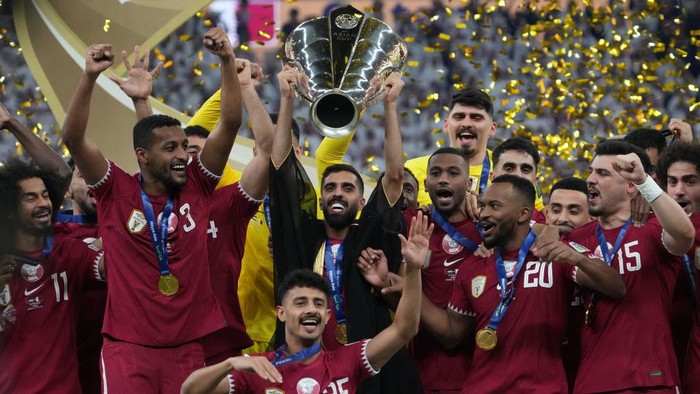 LUSAIL CITY, QATAR - FEBRUARY 10: Players of Qatar celebrate the victory as Hassan Al-Hydos, captain of Qatar lifts the trophy after the AFC Asian Cup final match between Jordan and Qatar at Lusail Stadium on February 10, 2024 in Lusail City, Qatar. (Photo by Masashi Hara/Getty Images)