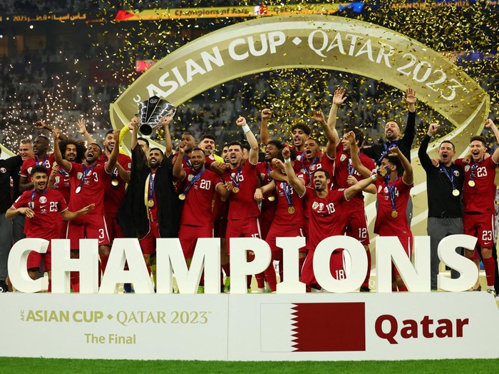 Soccer Football - AFC Asian Cup - Final - Jordan v Qatar - Lusail Stadium, Lusail, Qatar - February 10, 2024 Qatars Hassan Al-Haydos lifts the trophy with teammates after winning the AFC Asian Cup REUTERS/Molly Darlington     TPX IMAGES OF THE DAY