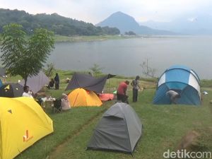 Kamping Sembari Nyantai di Pinggir Danau, Sini ke Purwakarta Kamping Sembari Nyantai di Pinggir Danau, Sini ke Purwakarta