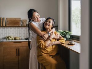 Cari Kerja Susah, Kini Muncul Tren Cucu Digaji untuk Rawat Kakek-Nenek Cari Kerja Susah, Kini Muncul Tren Cucu Digaji untuk Rawat Kakek-Nenek