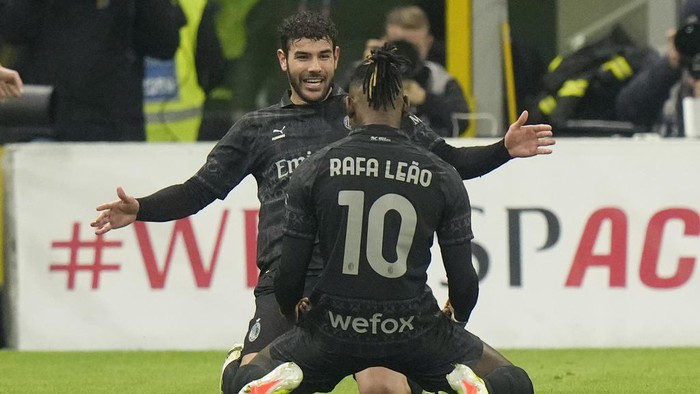 AC Milans Theo Hernandez, right, celebrates with AC Milans Rafael Leao after scoring his sides first goal during a Serie A soccer match between AC Milan and Napoli, at the San Siro stadium in Milan, Italy, Sunday, Feb. 11, 2024. (AP Photo/Luca Bruno)
