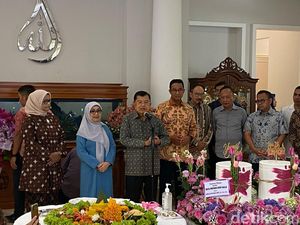 Momen Anies Baswedan Hadiri Ulang Tahun Istri Jusuf Kalla