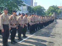 Ribuan Polisi Surabaya Kawal Distribusi Kota Surat Suara Pemilu 2024 ke TPS