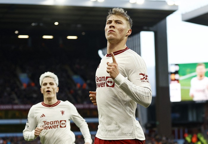 Soccer Football - Premier League - Aston Villa v Manchester United - Villa Park, Birmingham, Britain - February 11, 2024 Manchester Uniteds Rasmus Hojlund celebrates scoring their first goal with Alejandro Garnacho Action Images via Reuters/Jason Cairnduff NO USE WITH UNAUTHORIZED AUDIO, VIDEO, DATA, FIXTURE LISTS, CLUB/LEAGUE LOGOS OR LIVE SERVICES. ONLINE IN-MATCH USE LIMITED TO 45 IMAGES, NO VIDEO EMULATION. NO USE IN BETTING, GAMES OR SINGLE CLUB/LEAGUE/PLAYER PUBLICATIONS.