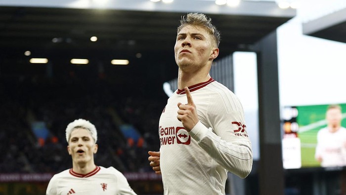Soccer Football - Premier League - Aston Villa v Manchester United - Villa Park, Birmingham, Britain - February 11, 2024 Manchester Uniteds Rasmus Hojlund celebrates scoring their first goal with Alejandro Garnacho Action Images via Reuters/Jason Cairnduff NO USE WITH UNAUTHORIZED AUDIO, VIDEO, DATA, FIXTURE LISTS, CLUB/LEAGUE LOGOS OR LIVE SERVICES. ONLINE IN-MATCH USE LIMITED TO 45 IMAGES, NO VIDEO EMULATION. NO USE IN BETTING, GAMES OR SINGLE CLUB/LEAGUE/PLAYER PUBLICATIONS.