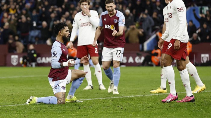 Soccer Football - Premier League - Aston Villa v Manchester United - Villa Park, Birmingham, Britain - February 11, 2024 Aston Villa's Douglas Luiz celebrates scoring their first goal with Clement Lenglet Action Images via Reuters/Jason Cairnduff NO USE WITH UNAUTHORIZED AUDIO, VIDEO, DATA, FIXTURE LISTS, CLUB/LEAGUE LOGOS OR 'LIVE' SERVICES. ONLINE IN-MATCH USE LIMITED TO 45 IMAGES, NO VIDEO EMULATION. NO USE IN BETTING, GAMES OR SINGLE CLUB/LEAGUE/PLAYER PUBLICATIONS.