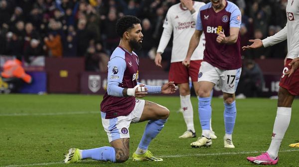 Foto Aston Villa Vs MU: Douglas Luiz Joget Dulu, Kalah Kemudian
