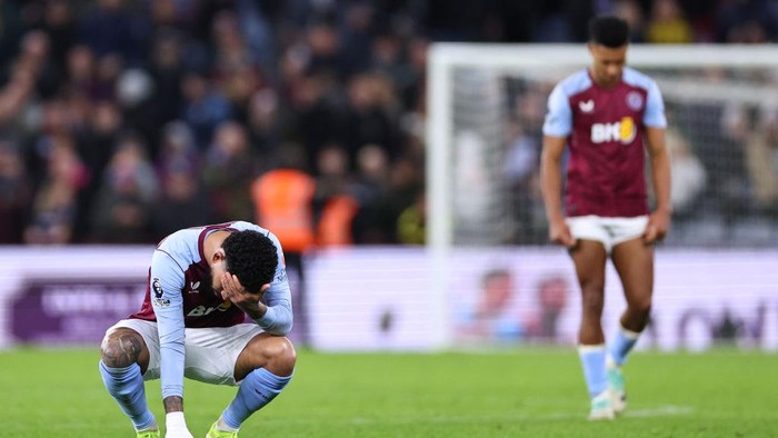 Aston Villa Vs MU, Douglas Luiz BIRMINGHAM, ENGLAND - FEBRUARY 11: A dejected Douglas Luiz of Aston Villa at full time during the Premier League match between Aston Villa and Manchester United at Villa Park on February 11, 2024 in Birmingham, England. (Photo by Robbie Jay Barratt - AMA/Getty Images)
