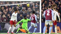 Ini adalah momen Douglas Luiz bikin gol di dalam laga Aston Villa Vs MU. Foto: REUTERS/CARL RECINE