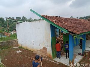 Atap Mts Ambruk di Sumedang, 8 Orang Jadi Korban