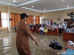 Siswa Diliburkan gegara Banjir Rendam SMAN 1 Pabedilan Cirebon