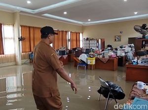 Siswa Diliburkan gegara Banjir Rendam SMAN 1 Pabedilan Cirebon Siswa Diliburkan gegara Banjir Rendam SMAN 1 Pabedilan Cirebon