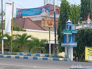 Hari Tenang, Baliho-Billboard 3 Capres Masih Nangkring di Jalanan Sampang Hari Tenang, Baliho-Billboard 3 Capres Masih Nangkring di Jalanan Sampang
