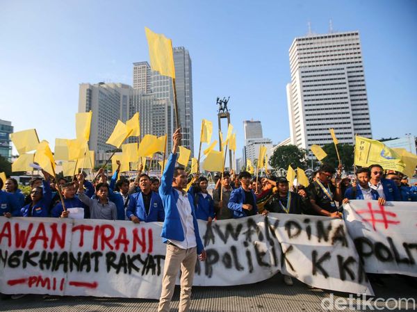 Bawa Bendera Kuning, PMII Lakukan Aksi Lawan Tirani