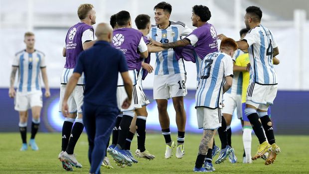Soccer Football - South America Olympics Qualifiers - Brazil v Argentina - Estadio Brigido Iriarte, Caracas, Venezuela - February 11, 2024 Argentina's Santiago Castro with teammates celebrate after qualifying for the Paris Olympics 2024 REUTERS/Leonardo Fernandez Viloria