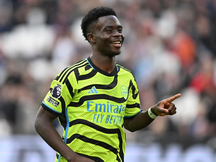 LONDON, ENGLAND - FEBRUARY 11: Bukayo Saka celebrates scoring the 5th Arsenal goal during the Premier League match between West Ham United and Arsenal FC at London Stadium on February 11, 2024 in London, England. (Photo by Stuart MacFarlane/Arsenal FC via Getty Images)