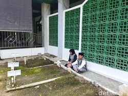 Cak Imin Ziarah ke Makam Ayahnya dan Kiai Bisri Syansuri di Jombang