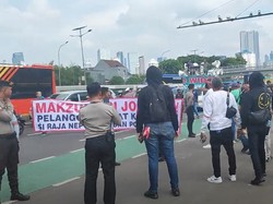Massa Tuntut Pemakzulan Jokowi dan Pro Pemerintah Adu Orasi Depan DPR