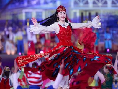 Potret Dilraba Dilmurat, Cantik Menari Pakai Baju Adat Uighur