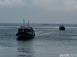 Kotak Surat Suara Pemilu Dikirim ke Gili Ketapang Naik 2 Kapal Tradisional