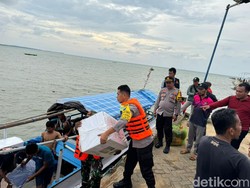 Melihat Perjuangan Petugas Antar Logistik Pemilu ke Desa Terpencil Kangean