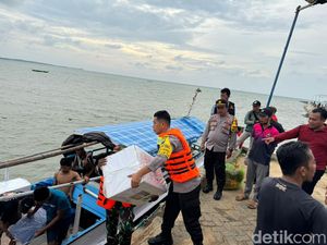 Melihat Perjuangan Petugas Antar Logistik Pemilu ke Desa Terpencil Kangean Melihat Perjuangan Petugas Antar Logistik Pemilu ke Desa Terpencil Kangean