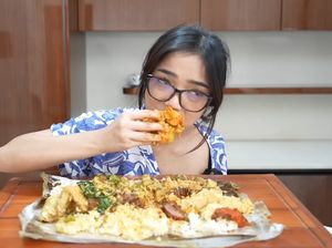 4 Momen Fuji Mukbang Nasi Padang, Lahap Banget! 4 Momen Fuji Mukbang Nasi Padang, Lahap Banget!