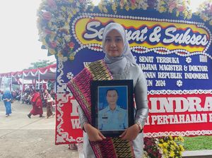 Momen Haru Istri Gantikan Pilot Supet Tucano yang Gugur Wisuda di Unhan