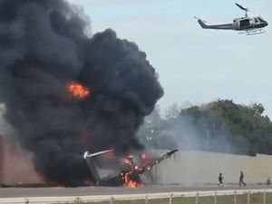 Ngeri! Jet Pribadi Mati Mesin, Mendarat di Jalanan dan Meledak Ngeri! Jet Pribadi Mati Mesin, Mendarat di Jalanan dan Meledak