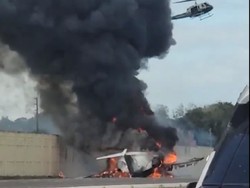 Detik-detik Pesawat Jet Pribadi Jatuh Lalu Meledak di Jalanan Florida