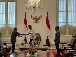 Temui Jokowi, KPPS Serahkan Undangan Pencoblosan di TPS 10 Gambir