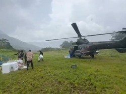 KPU Teluk Bintuni Distribusikan 40 Kotak Suara di 2 Distrik Pakai Helikopter