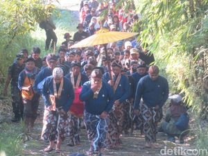 Ratusan Warga Ikuti Prosesi Labuhan Merapi di Kinahrejo Sleman Ratusan Warga Ikuti Prosesi Labuhan Merapi di Kinahrejo Sleman