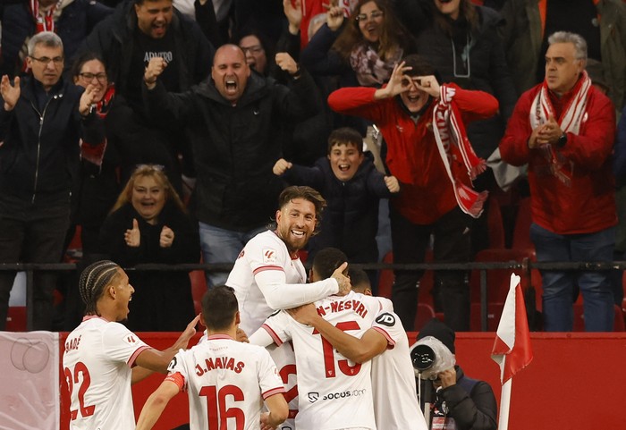 Soccer Football - LaLiga - Sevilla v Atletico Madrid - Estadio Ramon Sanchez Pizjuan, Seville, Spain - February 11, 2024 Sevillas Isaac Romero celebrates scoring their first goal with teammates REUTERS/Marcelo Del Pozo