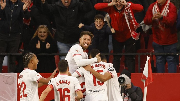 Soccer Football - LaLiga - Sevilla v Atletico Madrid - Estadio Ramon Sanchez Pizjuan, Seville, Spain - February 11, 2024 Sevillas Isaac Romero celebrates scoring their first goal with teammates REUTERS/Marcelo Del Pozo