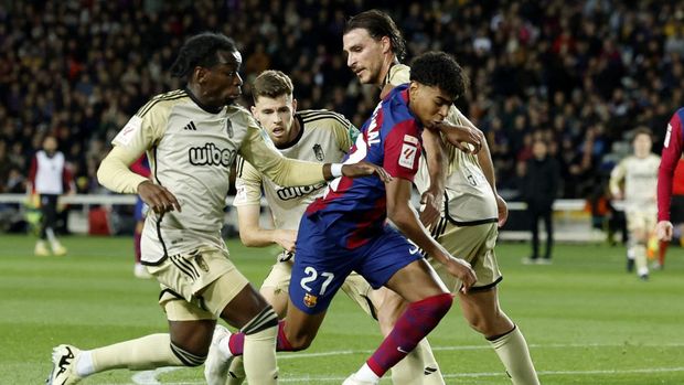 Soccer Football - LaLiga - FC Barcelona v Granada - Estadi Olimpic Lluis Companys, Barcelona, Spain - February 11, 2024 FC Barcelona's Lamine Yamal in action with Granada's Ignasi Miquel and Faitout Maouassa REUTERS/Albert Gea