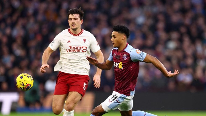 Liga Inggris Soccer Football - Premier League - Aston Villa v Manchester United - Villa Park, Birmingham, Britain - February 11, 2024 Manchester United's Harry Maguire in action with Aston Villa's Ollie Watkins REUTERS/Carl Recine NO USE WITH UNAUTHORIZED AUDIO, VIDEO, DATA, FIXTURE LISTS, CLUB/LEAGUE LOGOS OR 'LIVE' SERVICES. ONLINE IN-MATCH USE LIMITED TO 45 IMAGES, NO VIDEO EMULATION. NO USE IN BETTING, GAMES OR SINGLE CLUB/LEAGUE/PLAYER PUBLICATIONS.