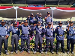 Linmas Senior Turun Gunung Jaga TPS di Cimahi Saat Pencoblosan