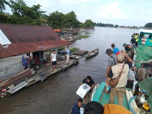 Didominasi Perairan, Distribusi Logistik Pemilu di Banyuasin Pakai Perahu