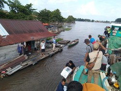 Didominasi Perairan, Distribusi Logistik Pemilu di Banyuasin Pakai Perahu