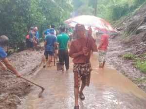 Tebing Longsor di Karangasen, Jalan Tertutup Tanah-Bebatuan