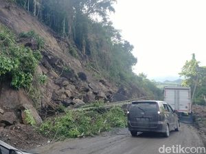 Jalan Poros Maros-Bone di Tompo Ladang Tertimbun Longsor, Kendaraan Antre Jalan Poros Maros-Bone di Tompo Ladang Tertimbun Longsor, Kendaraan Antre
