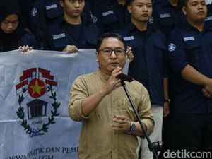 Saat Pratikno-Ari Dwipayana Diminta Pulang ke Jalan Demokrasi