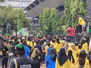 Demo di Kantor Gubernur Jateng, Massa Soraki Anggota DPRD-Acungi Celdam