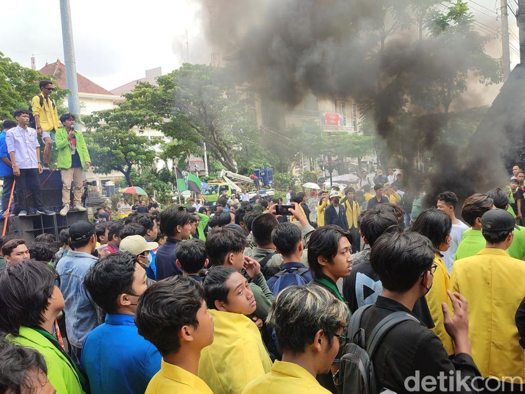 Panas! Demo di Kantor Gubernur Jateng, Mahasiswa-Polisi Saling Dorong
