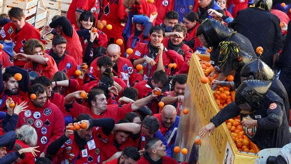Melihat Perang Jeruk Tahunan di Italia