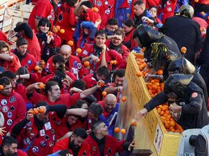 Melihat Perang Jeruk Tahunan di Italia