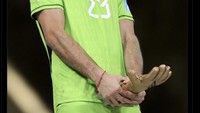 Ini sejatinya momen viral dari Emiliano Martinez. Tapi wajah kiper Argentina yang membela Aston Villa itu diganti Scott McTominay yang menjebol gawangnya untuk menentukan kemenangan MU. Foto: dok. Internet/X (Twitter)