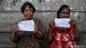 Momen Penyerahan Formulir C6 di Permukiman Kolong Tol Jakut