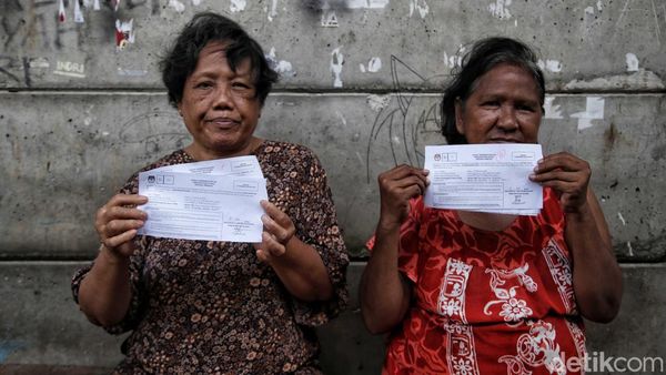 Momen Penyerahan Formulir C6 di Permukiman Kolong Tol Jakut